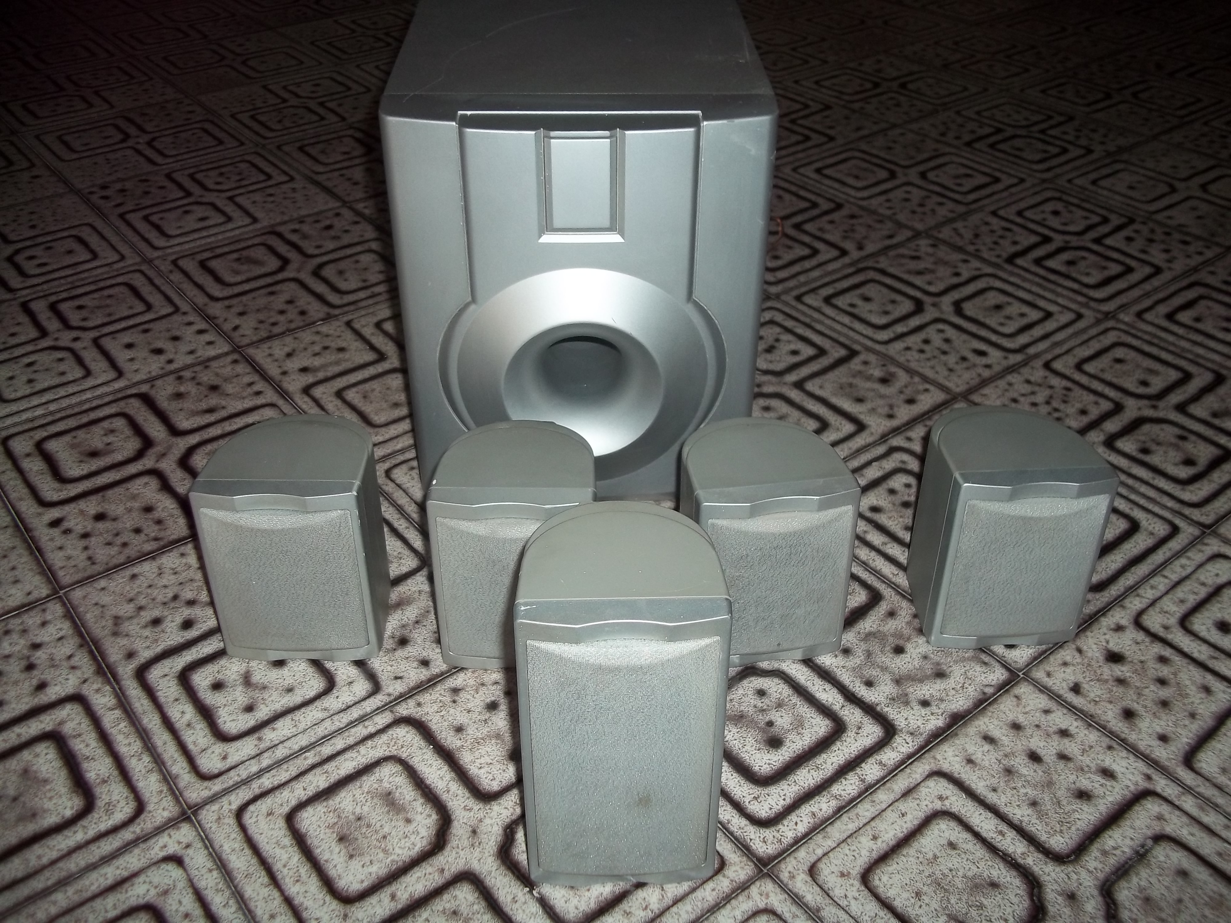 1 Subwoofer + 5 casse 