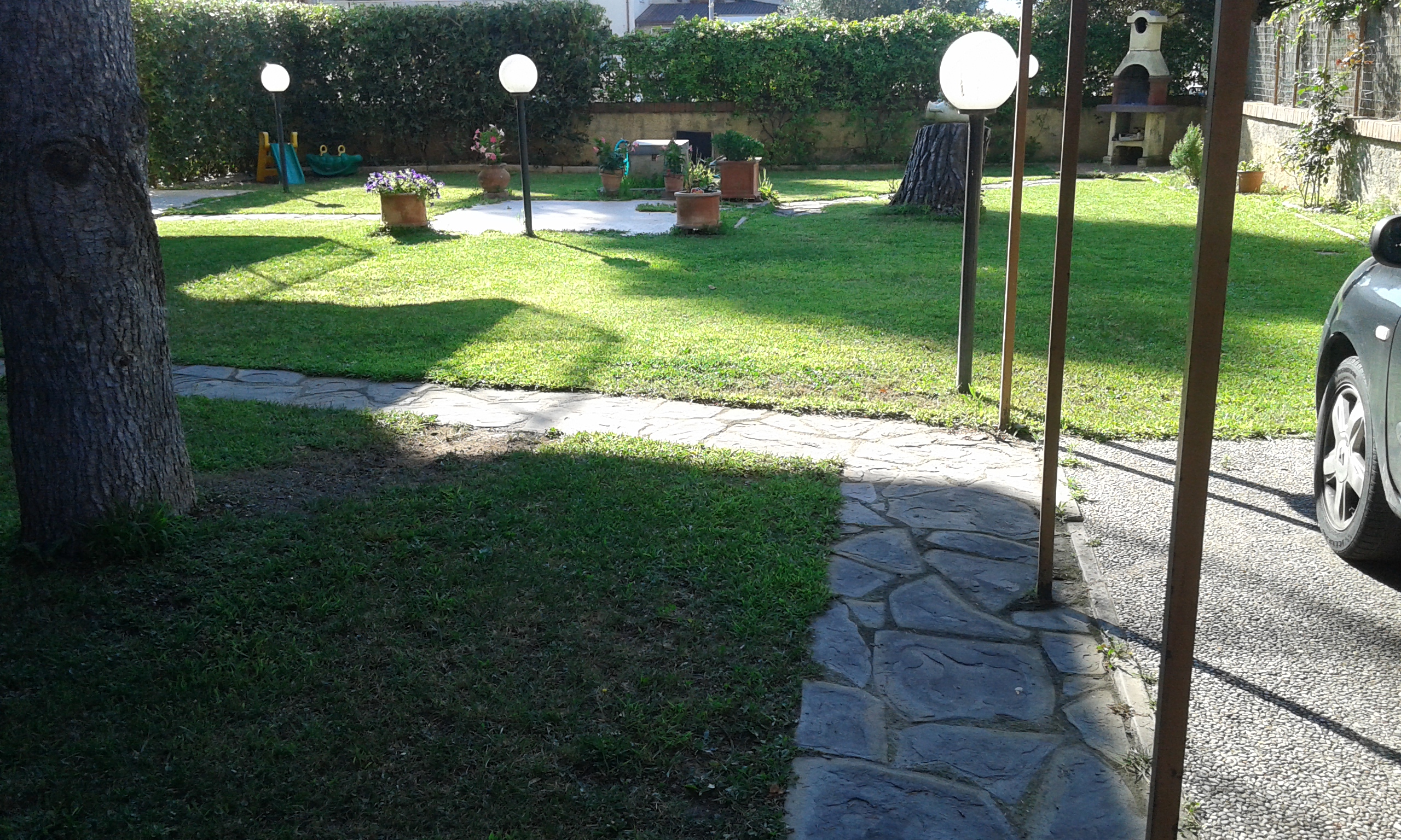 Follonica , appartamento con giardino